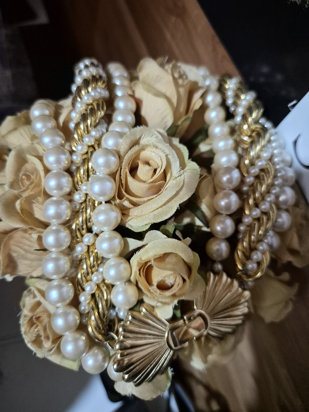 STUNNIN!! Richelieu Cream Pearl Triple Strand Necklace with Shell Clasp - Picture 6 of 6